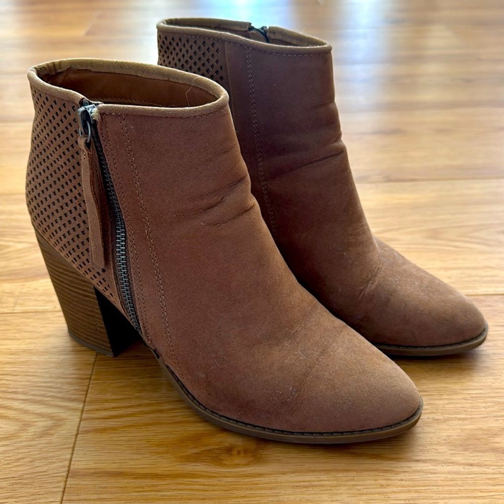 Universal Threads Womens Tan Suede Ankle Boots 8.5 Black Heel Neutral Everyday